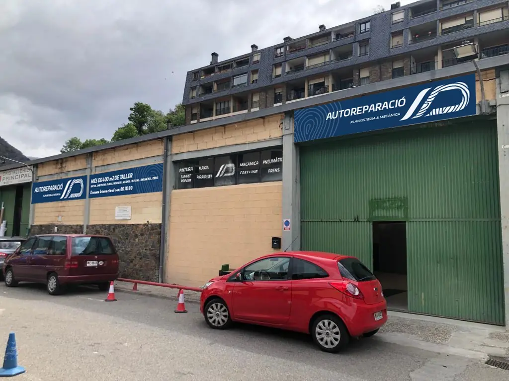 Façana del taller amb el rètol d’AutoReparació